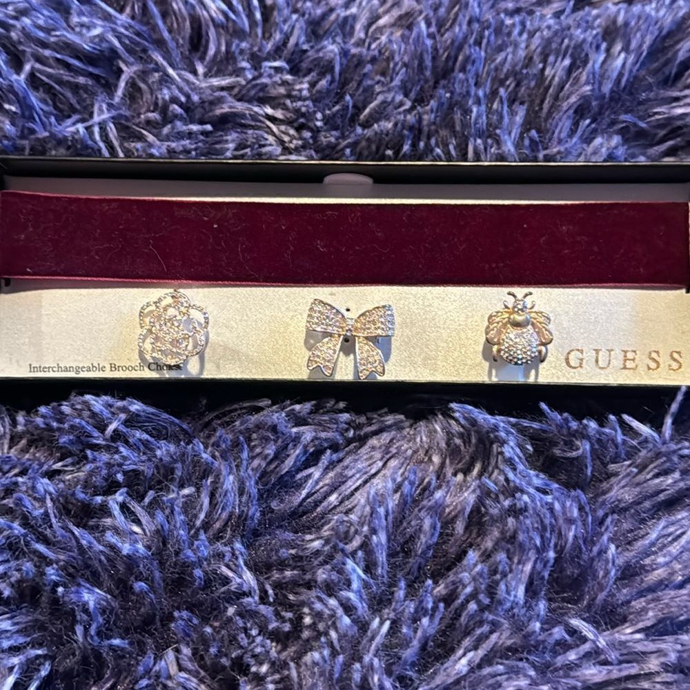Guess broach choker set